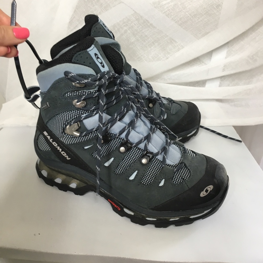 Salomon women’s hikers 5.5